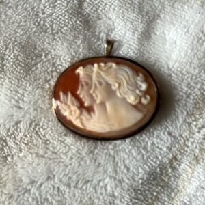Double lady carved cameo shell